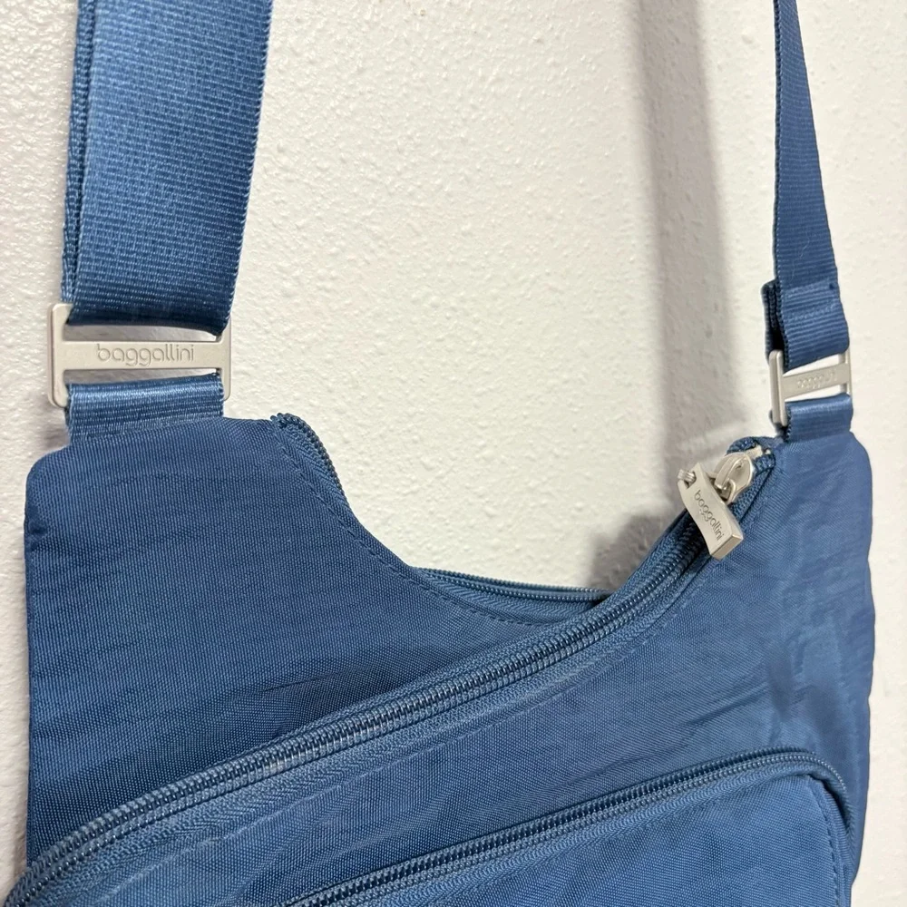 Baggallini Criss Cross Crossbody Bag – Pacific Blue – Utility Chic / Gorpcore